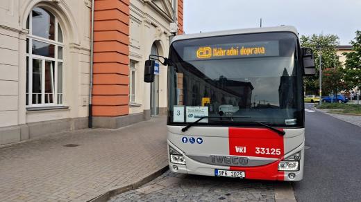 Náhradní autobusová doprava před nádražím v Turnově