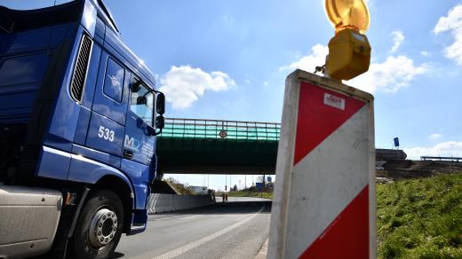 Kamion projíždí křižovatkou U Trojice v Pardubicích