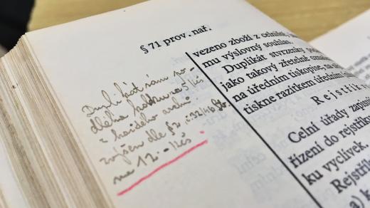 V celním zákonu se objevují také ručně psané poznámky