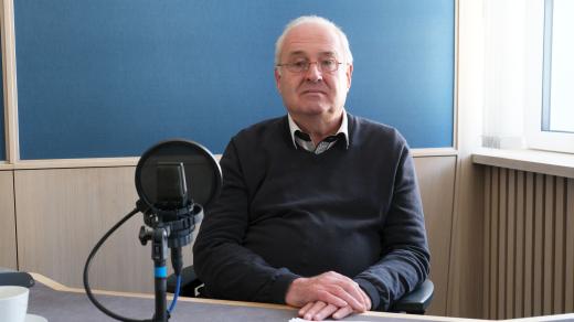 Jan Adam ve studiu Českého rozhlasu Hradec Králové