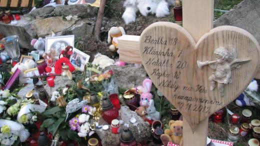 Místo nehody v Lopeníku těsně po tragické události. Dřevěné srdce pak vystřídal kamenný pomníček