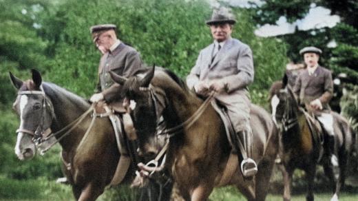 Zleva: Prezident republiky Tomáš Garrigue Masaryk, vrchní ředitel Živnostenské banky Jaroslav Preiss a ministr zahraničí Edvard Beneš na vyjížďce na koních v Topoľčiankách (1920, digitálně kolorováno)