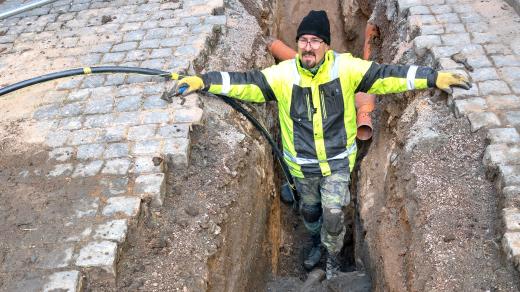 Archeolog Jan Musil při objevu pozůstatků středověké haťové cesty v blízkosti pardubické Zelené brány v roce 2025