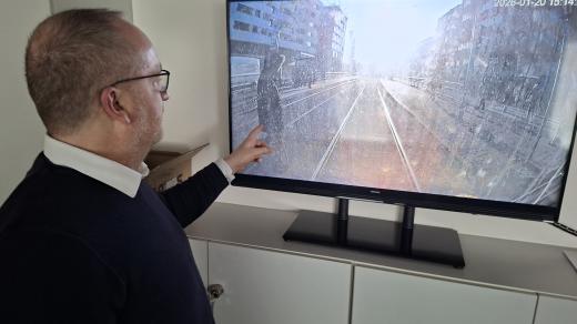 Jan Seitl ukazuje na obrazovce záznam z kamery, která zachytila střet tramvaje s chodcem