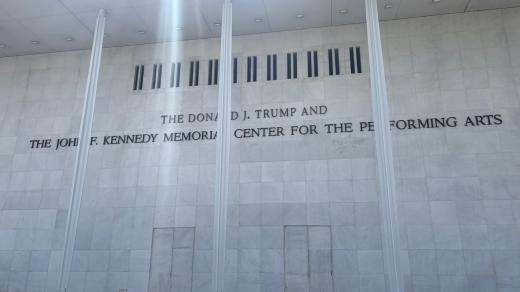 Na fasádě budovy přibylo jméno prezidenta Donalda Trumpa