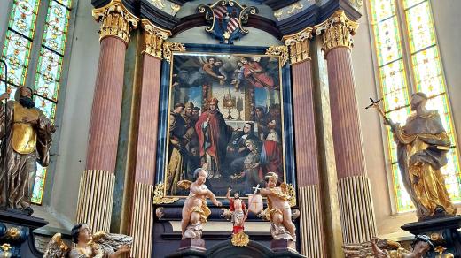 Hlavní oltář kostela svatého Ottona v Deštné na Jindřichohradecku s obrazem Bedřicha Kamarýta