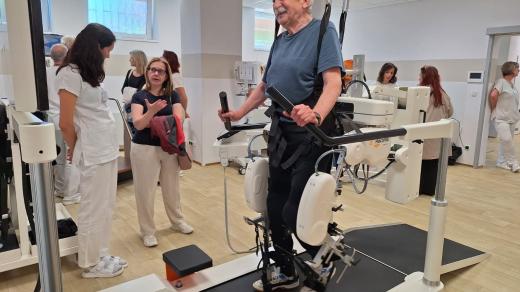 Centrum robotické rehabilitace pomáhá pacientům v plzeňské nemocnici s návratem do života