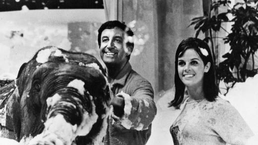 Claudine Longet a Peter Sellers ve filmu Večírek (1968)