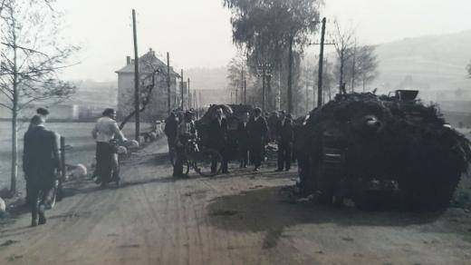 Silnice od Náchoda k hraničnímu přechodu, v pozadí budova celnice