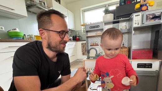 Lékař diagnostikovaný s agresivním nádorem mozku má také dvouletou dceru