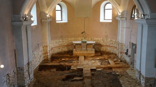 Ve Stěbořicích objevili pod podlahou kostela románské kněžiště ze 13. století