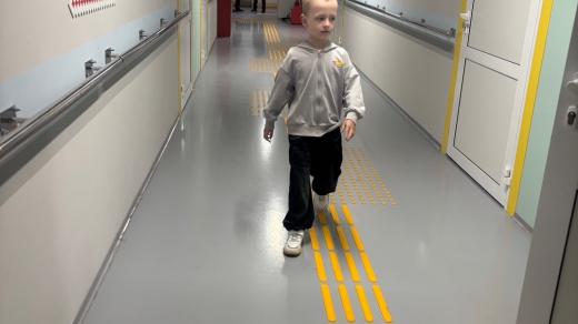 Šest metrů pod zemí je ukrytá nová základní škola v Savynci východně od Charkova