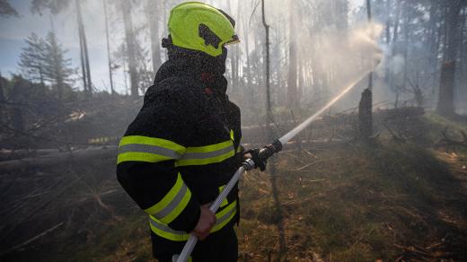 U požáru v Českém Švýcarsku zasahuje 500 hasičů a sedm vrtulníků