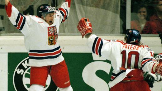 Martin Procházka slaví zlatý gól proti Kanadě ve finále mistrovství světa ve Vídni v roce 1996