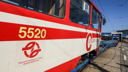 Dvě historické tramvaje typu T3 z Prahy dorazily k opravě do vozovny Medlánky v Brně 20. června 2025