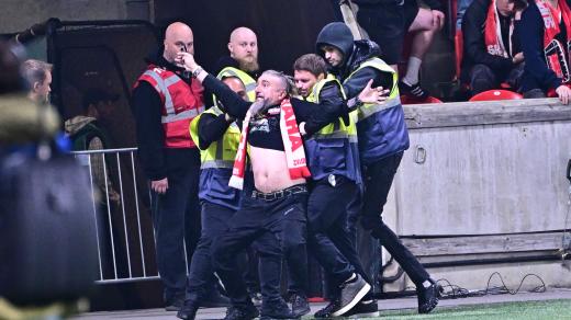 Fanoušci Slavie vtrhli na hřiště v závěru derby se Spartou. Zápas nebyl dohrán.