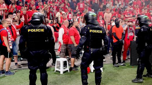 Fanoušci fotbalové Slavie vnikli na hrací plochu ještě před koncem utkání se Spartou