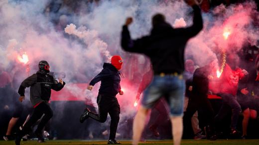Fanoušci Slavie Praha nevydrželi čekat do konce utkání se Spartou a vběhli na hrací plochu. Rozhodčí poté zápas předčasně ukončil