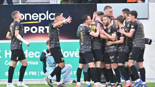 Fotbalisté Hradce Králové porazili ve 4. kole ligové nadstavby Slavii 3:1 a zajistili si účast v pohárové Evropě