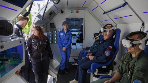 SpaceBuzz je osmnáctimetrový model rakety s virtuální realitou a pohyblivými sedadly