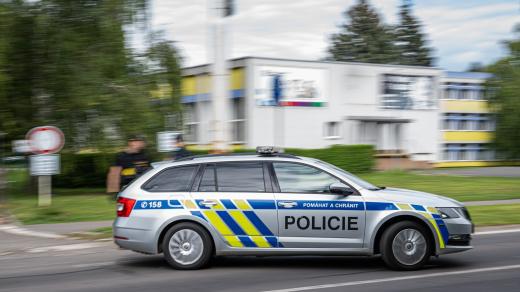 Policie po napadení evakuuje střední školu v Poděbradské ulici