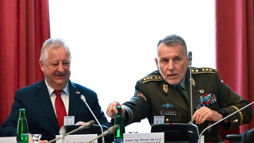 Ministr obrany Jaromír Zůna (vlevo) a první zástupce náčelníka generálního štábu Armády ČR Miroslav Hlaváč před jednáním sněmovní výboru pro obranu