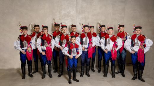 Legrúti na krojovaném plesu, uprostřed letošní král