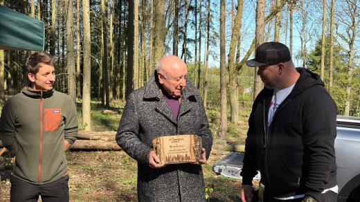 V lese u Kamenice poblíž Prahy zasadil svůj strom hudebník Felix Slováček