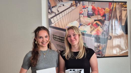 Kuchařku a model kuchyně vytvořily studentky Anna Zámyslická a Veronika Ondřichová