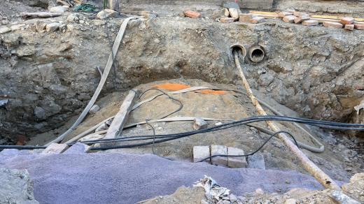 Archeologové při rekonstrukci náměstí Svobody ve Znojmě narazili na unikátní padací most i sklep pod obloukem středověkého mostu