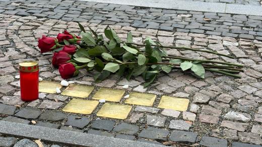Kameny zmizelých jsou dlažební kostky s mosazným povrchem. I v Sedlčanech připomínají židovské oběti holocaustu, které nepřežily válku