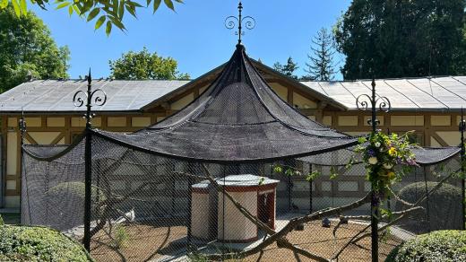 Nově zrekonstruovaná voliéra pro okrasné bažanty v Kroměříži