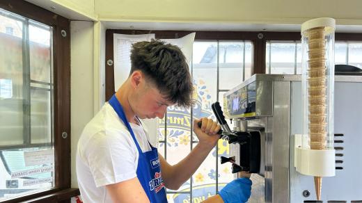 Středoškolák vstává v pět hodin, aby stánek nachystal brigádníkům