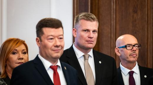 Zleva Alena Schillerová (hnutí ANO), Tomio Okamura (hnutí SPD), Filip Turek a Oto Klempíč (oba Motoristé sobě) po podpisu koaliční smlouvy