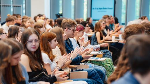 Přednáškám ze série Zvaž vědu naslouchalo v Českých Budějovicích na dvě stovky studentů z celé republiky