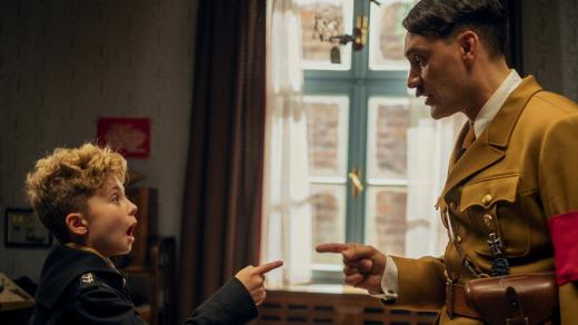 Roman Griffin Davis a Taika Waititi ve filmu Králíček Jojo