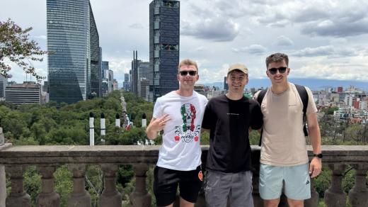 Kamarádi Adam a Michal se rozhodli sledovat mistrovství světa ve fotbale přímo v Mexiku