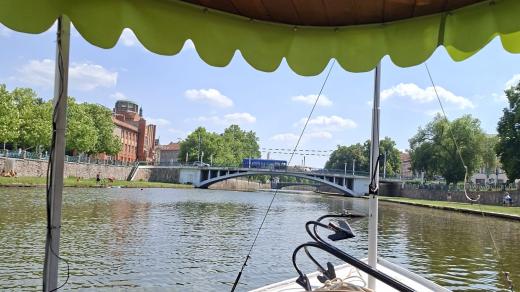 Netradiční letní pohled na krajské město z lodí Hradecké paroplavební společnosti brázdících Labe
