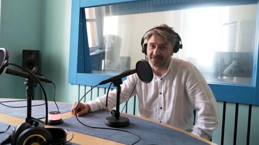 Josef Pejchal ve studiu Českého rozhlasu Hradec Králové