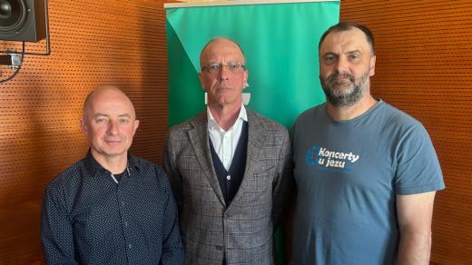 Organizátor Koncertů u jezu Ladislav Apfelthaler, doktor farmacie Jiří Samek a starosta Věžnice David Drahoš