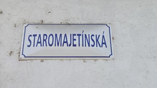 Tvrz stávala v areálu jednoho z dnešních domů ve Staromajetínské ulici