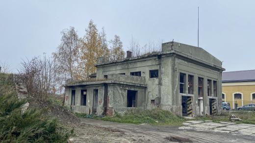V areálu vodárny je několik budov, všechny jsou v dezolátním stavu
