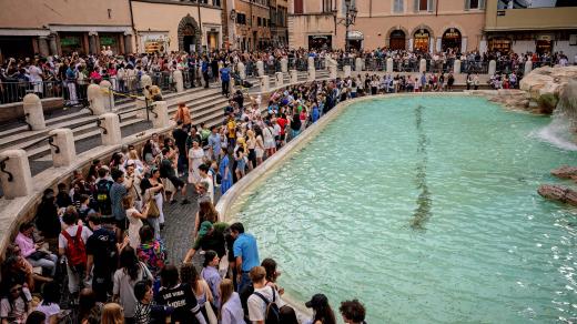 Množství turistů u slavné fontány di Trevi v Římě