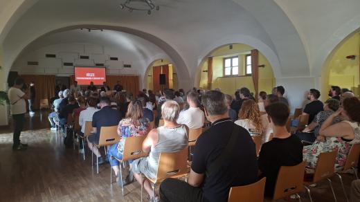 Obyvatelé Měnína poslouchají prezentaci o stavbě tréninkového areálu Zbrojovky Brno