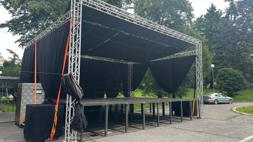 Představením Podivné odpoledne doktora Zvonka Burkeho v pondělí začíná Letní scéna Městského divadla Zlín