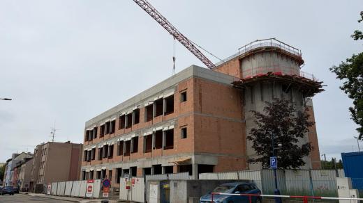 Dělníci dokončili hrubou stavbu nové družiny u ZŠ Dukelská v Benešově