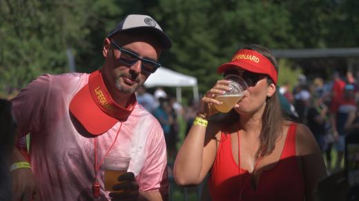 Účastníci závodu Beer a Prosecco Run