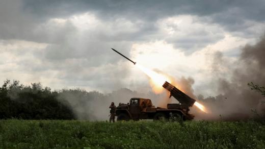Ukrajinští vojáci střílejí v Dněpropetrovské oblasti z raketometu BM-21 Grad na ruské jednotky (fotografie z 25. května 2026)