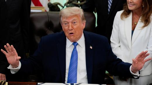Americký prezident Donald Trump promlouvá v Oválné pracovně při podpisu zákona „Secure America Act“ v Bílém domě ve Washingtonu, D.C., dne 10. června 2026