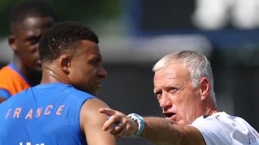Kylian Mbappé a trenér francouzské reprezentace Didier Deschamps